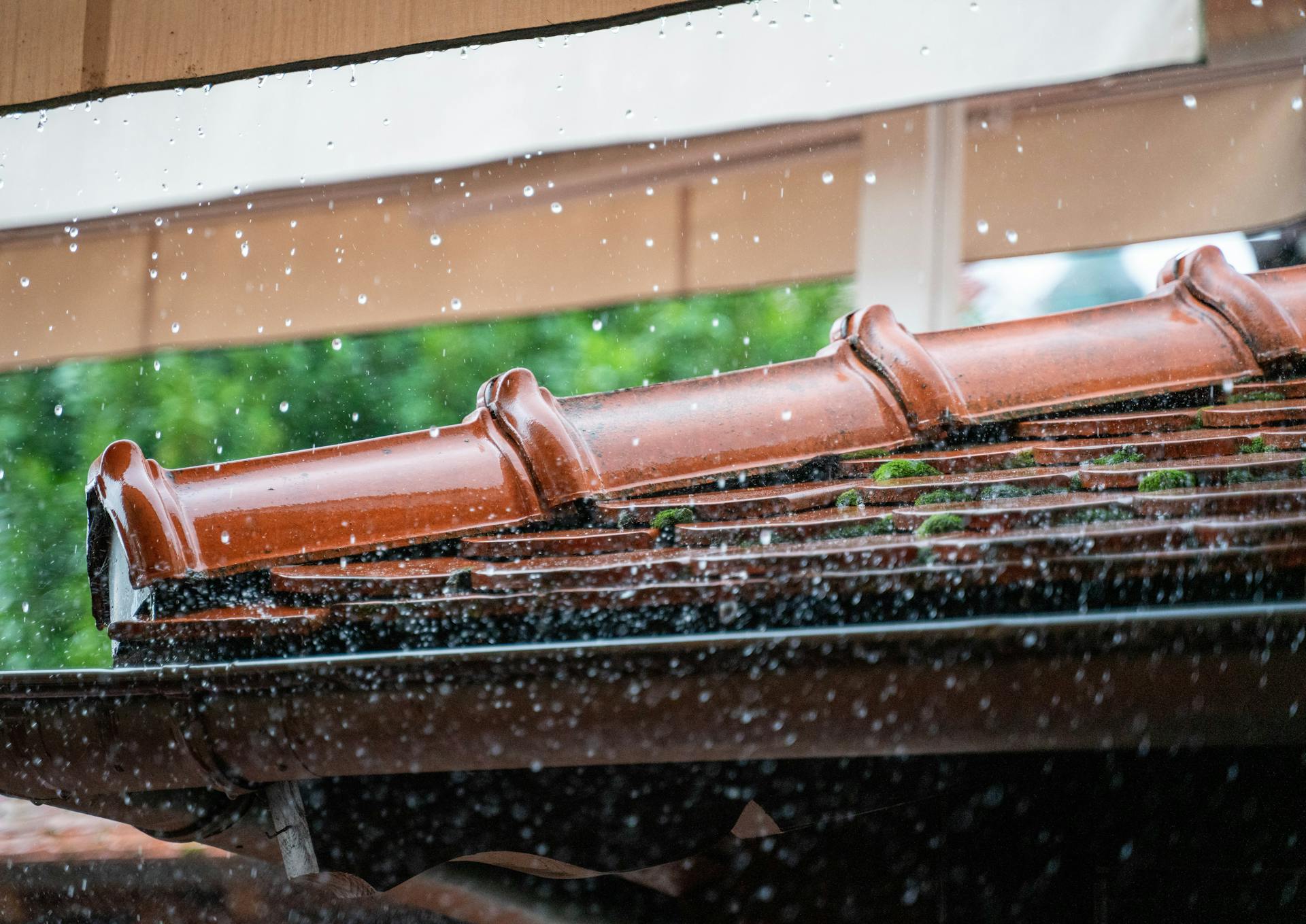 A commercial roofing system under heavy rain in Atlanta